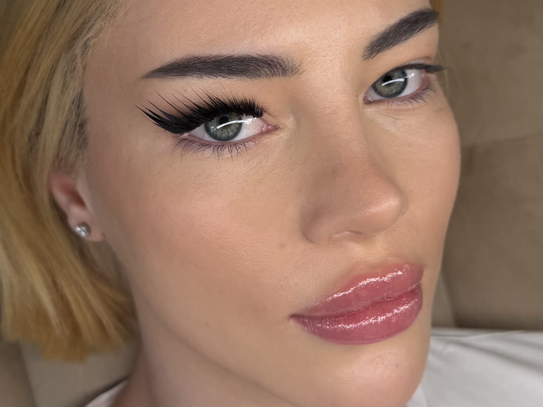 Full glam eyelash extension set with glossy lips